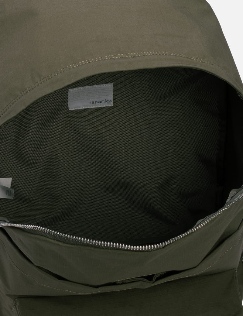 Nanamica Day Pack - コーデュラ素材と機能的な収納を備えた万能