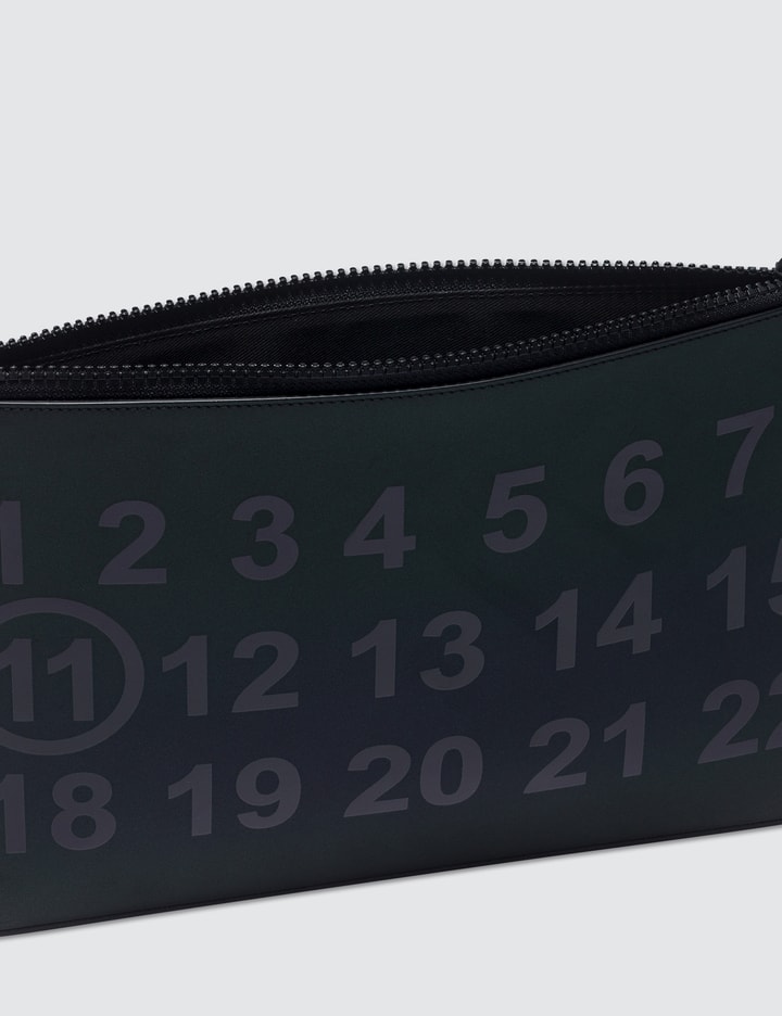 메종 마르지엘라 - Reflective pouch | HBX - 하입비스트가 엄선한 글로벌 패션&라이프스타일