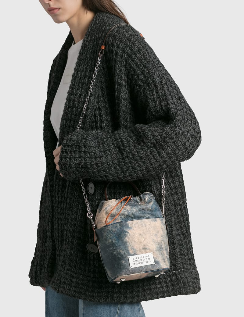 Maison Margiela - 5AC デニムバケットバッグ | HBX - ハイプ Maison Margiela - 5AC デニムバケットバッグ | HBX - ハイプ