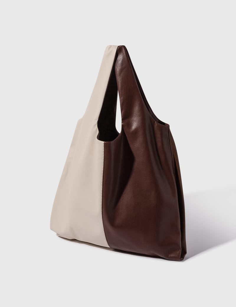トートバッグ nanushka The Square Bag in Whte Vegan Leather The Square Bag - Knitted Leather Tote Bag - Black – Nanushka