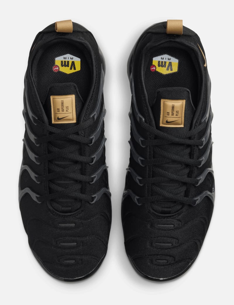 Black and gold clearance nike air vapormax plus