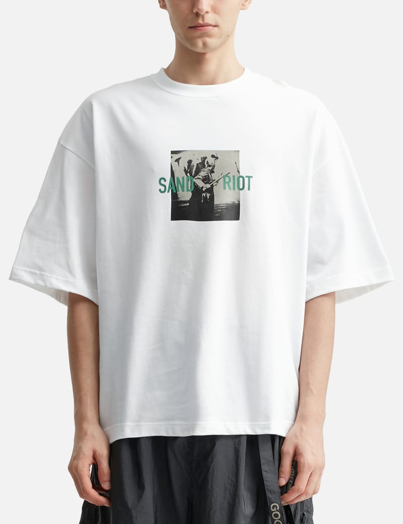 GOOPiMADE®xTIGHTBOOTH Sand Riot Logo Tee GOOPiMADE® x TIGHTBOOTH - Sand Riot Logo Tee - TIGHTBOOTH