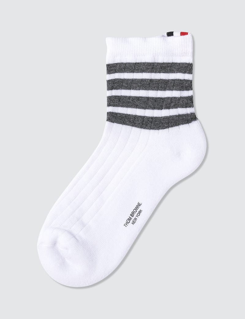 トム ブラウン - 4 Bar Stripe Ankle Socks | HBX - ハイプ トム ブラウン - 4 Bar Stripe Ankle Socks | HBX - ハイプ