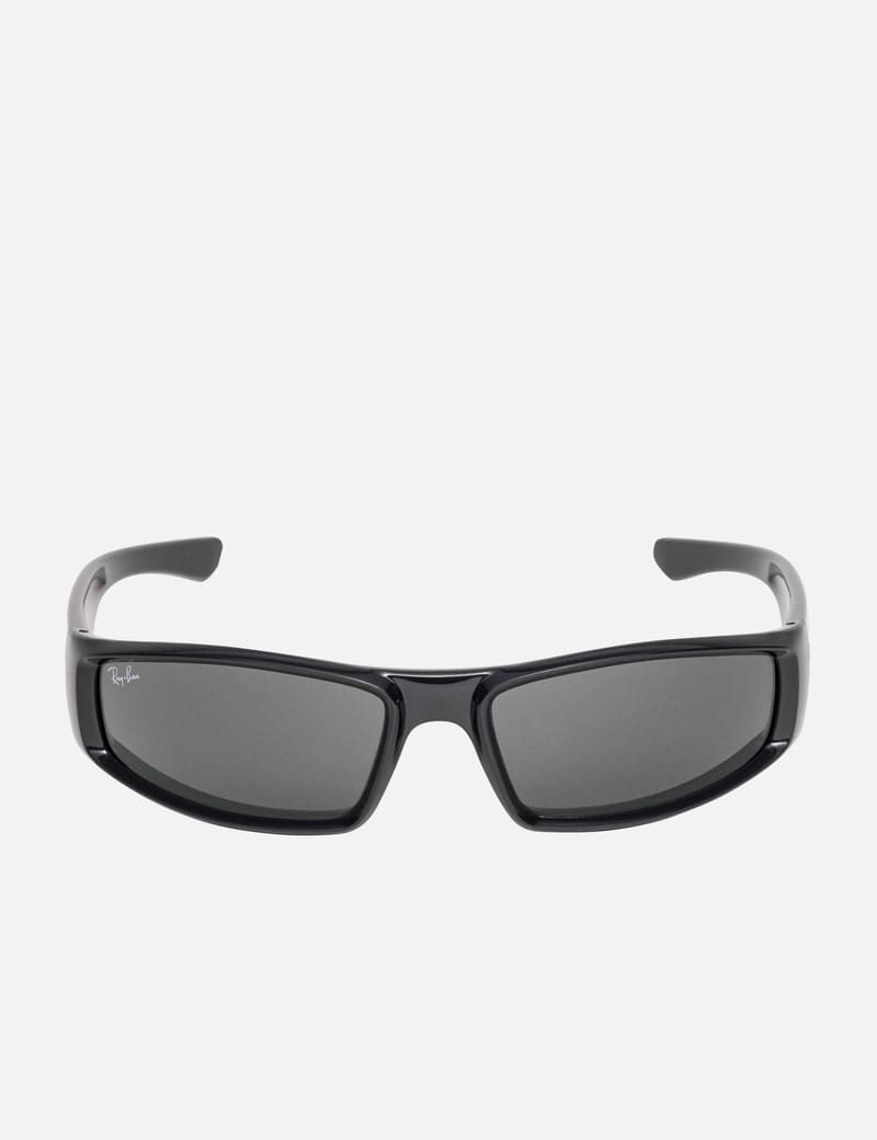 Ray-Ban RB4335 - ピローシェイプの黒フレームとダークグリーンレンズ