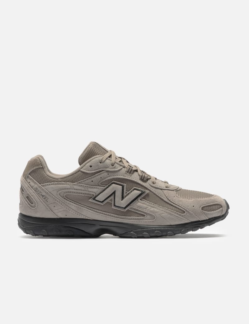 New Balance Lunar New Year 204L - Slim brown suede sneakers with