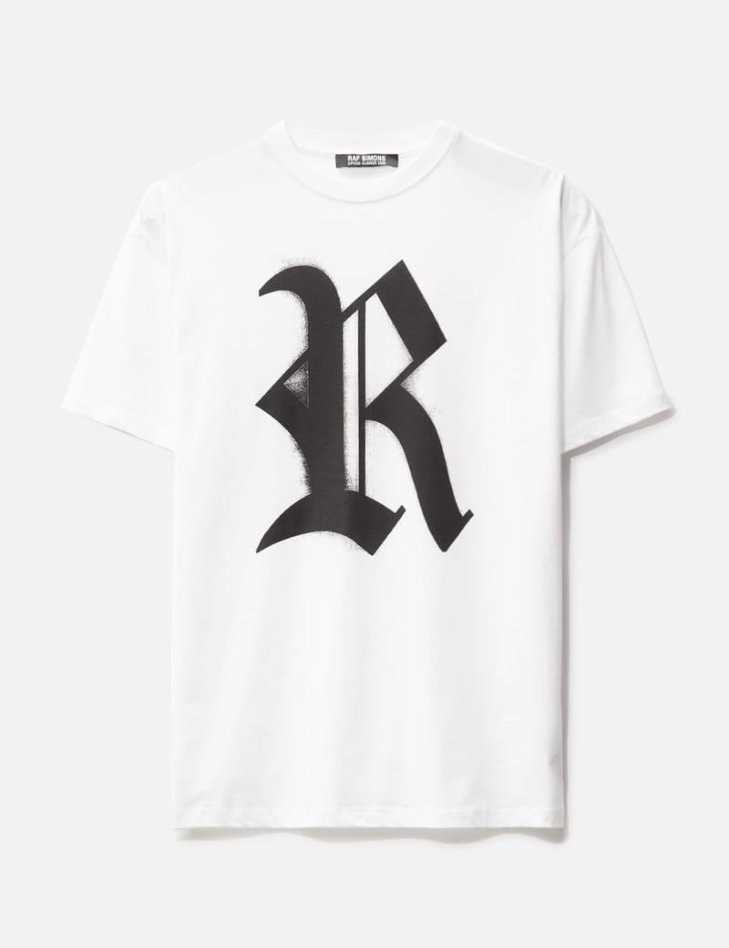 Raf Simons - オーバーサイズ R ロゴTシャツ | HBX -  ハイプビースト(Hypebeast)が厳選したグローバルファッション&ライフスタイル