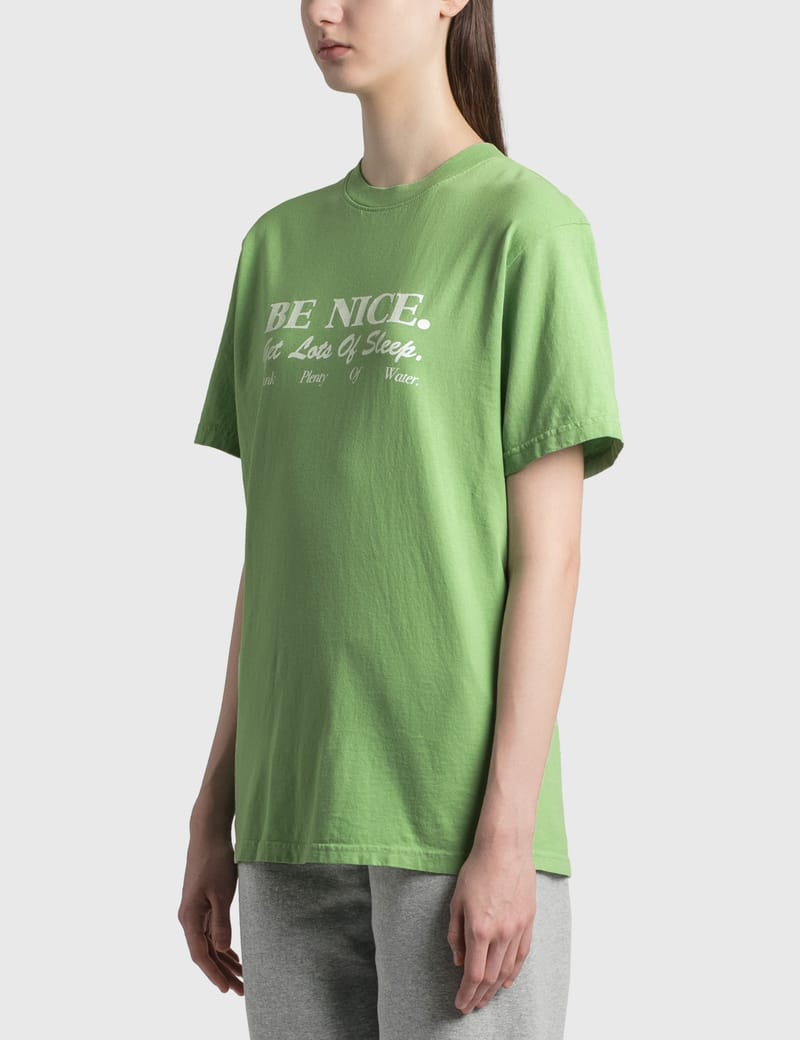 ★Sporty & Rich★ビー ナイス プリント Tシャツ Sporty & Rich - Be Nice Tシャツ | HBX - ハイプビースト