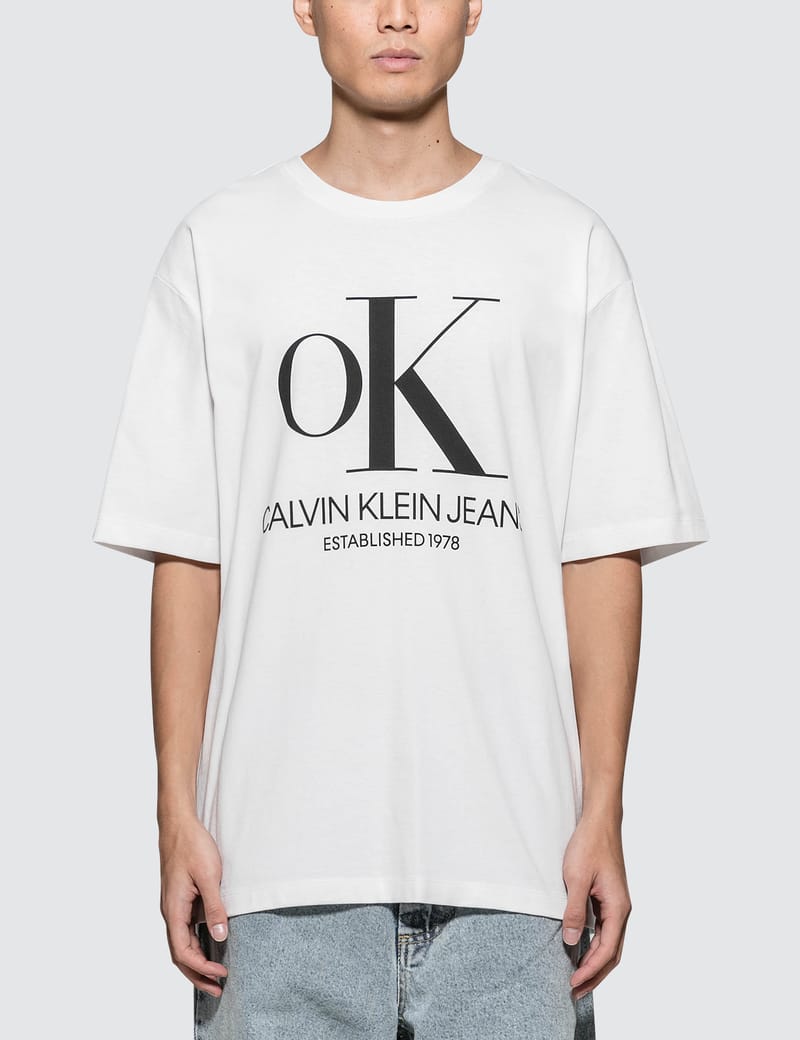 CALVIN KLEIN JEANS EST.1978 - Modernist OK Logo S/S T-Shirt | HBX ...