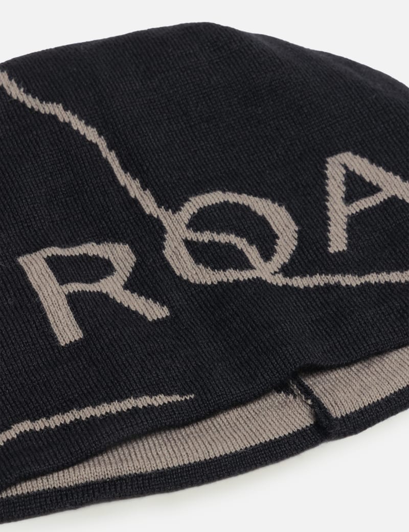 ROA Logo Wool Beanie - Merino blend warmth with moisture-wicking