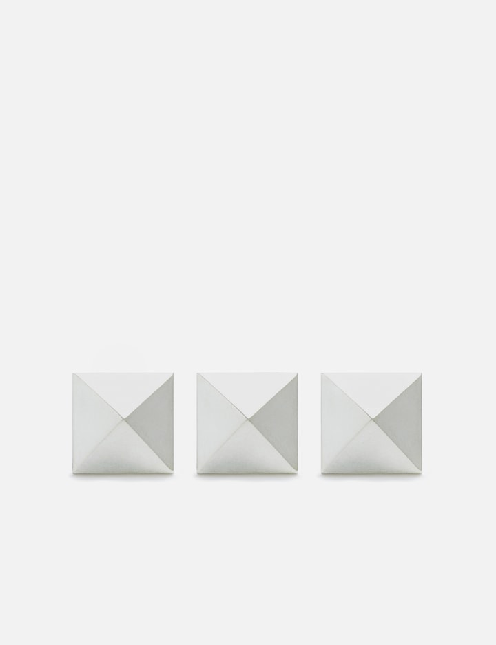 Bunney 10mm Pyramid Stud - 925纯银打造金字塔形饰钉三件套，极简雕塑质感，搭配品牌钢印。 | HBX