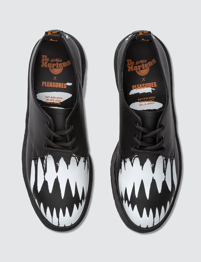 Dr. Martens Pleasuresコラボレーション Dr. Martens joins PLEASURES for an exclusive new design - The Manual