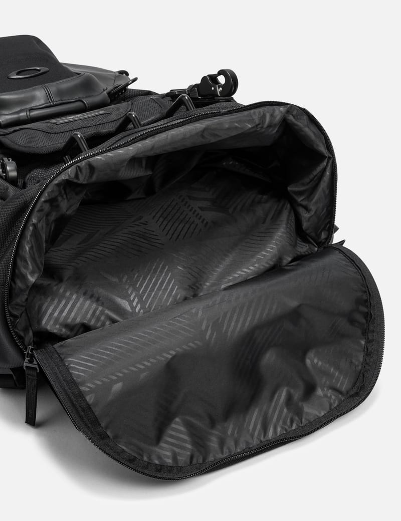 Oakley Kitchen Sink - 34L rugged, water-repellent backpack in