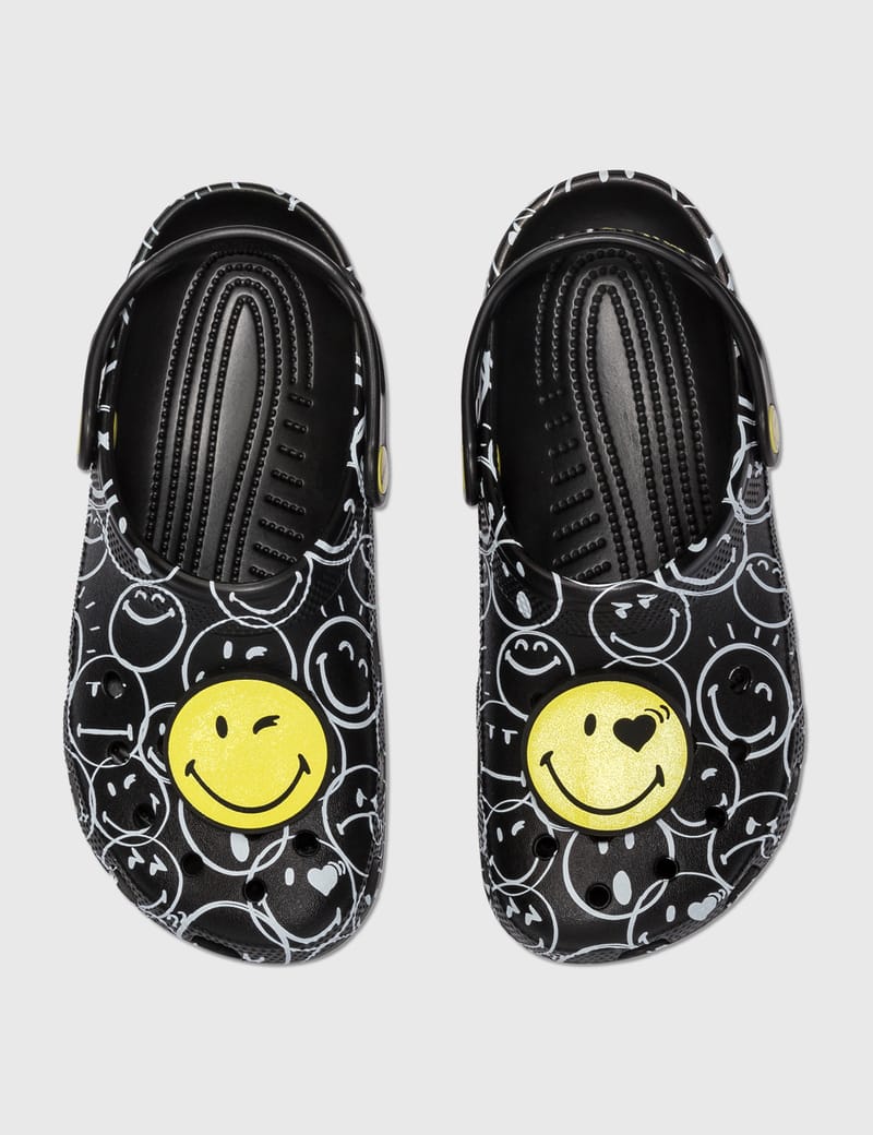 Crocs - クラシック 2022 スマイリー クロッグ | HBX - ハイプ