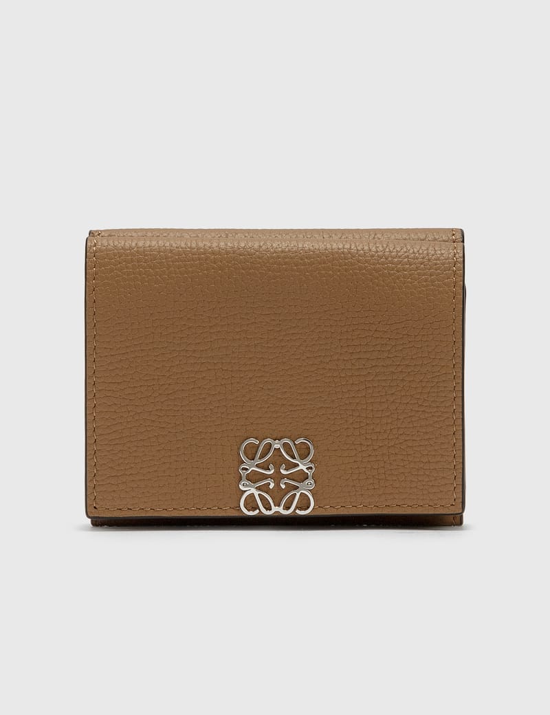 ロエベ - Anagram Trifold 6 CC Wallet | HBX - ハイプビースト