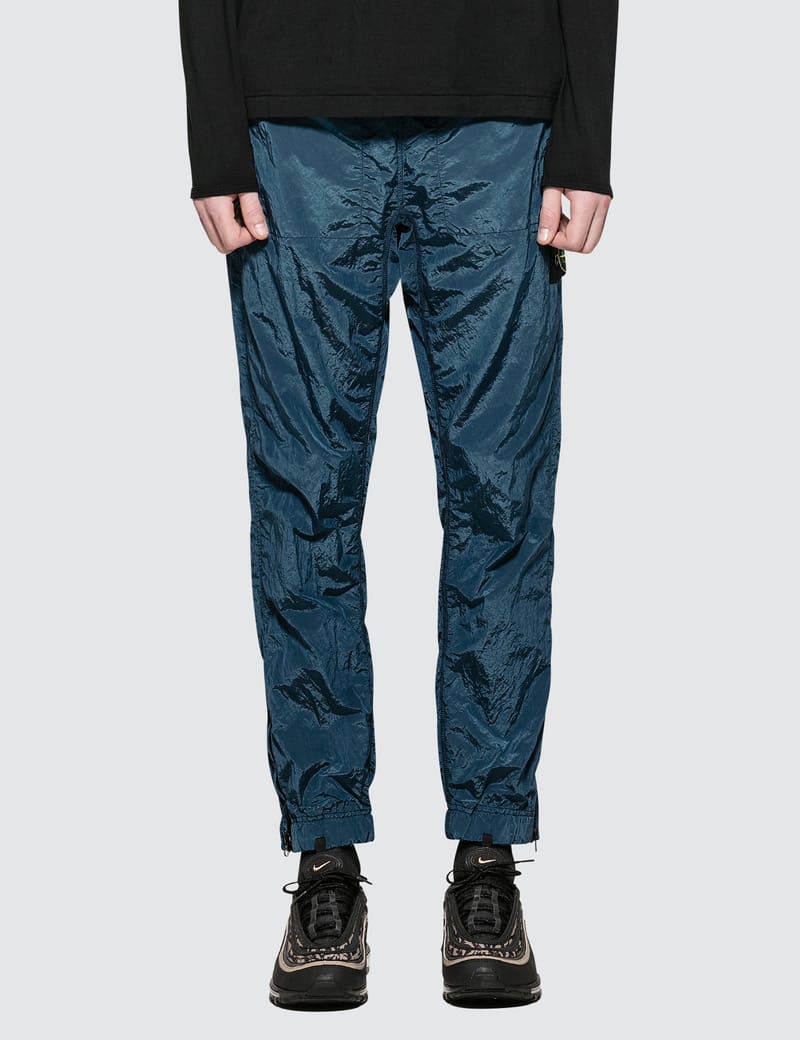 Stone Island - Nylon Metal Trousers | HBX - HYPEBEAST 為您搜羅全球