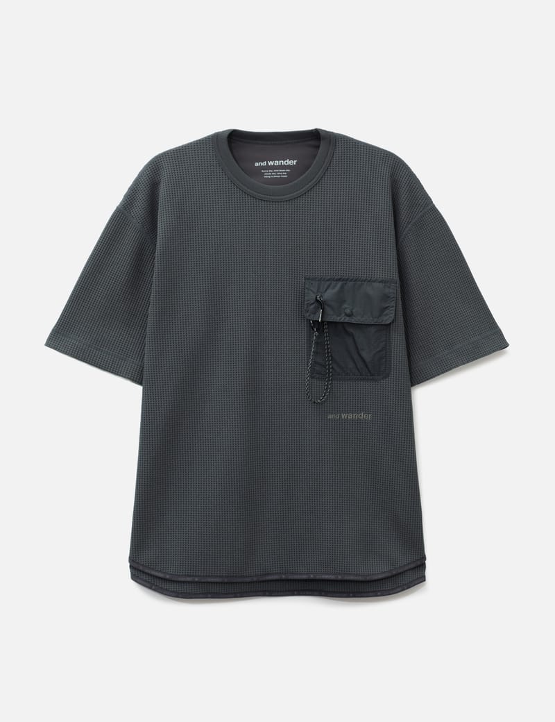 進撃の巨人』のリヴァイ兵長を編み込んだニットが登場 | Hypebeast.JP