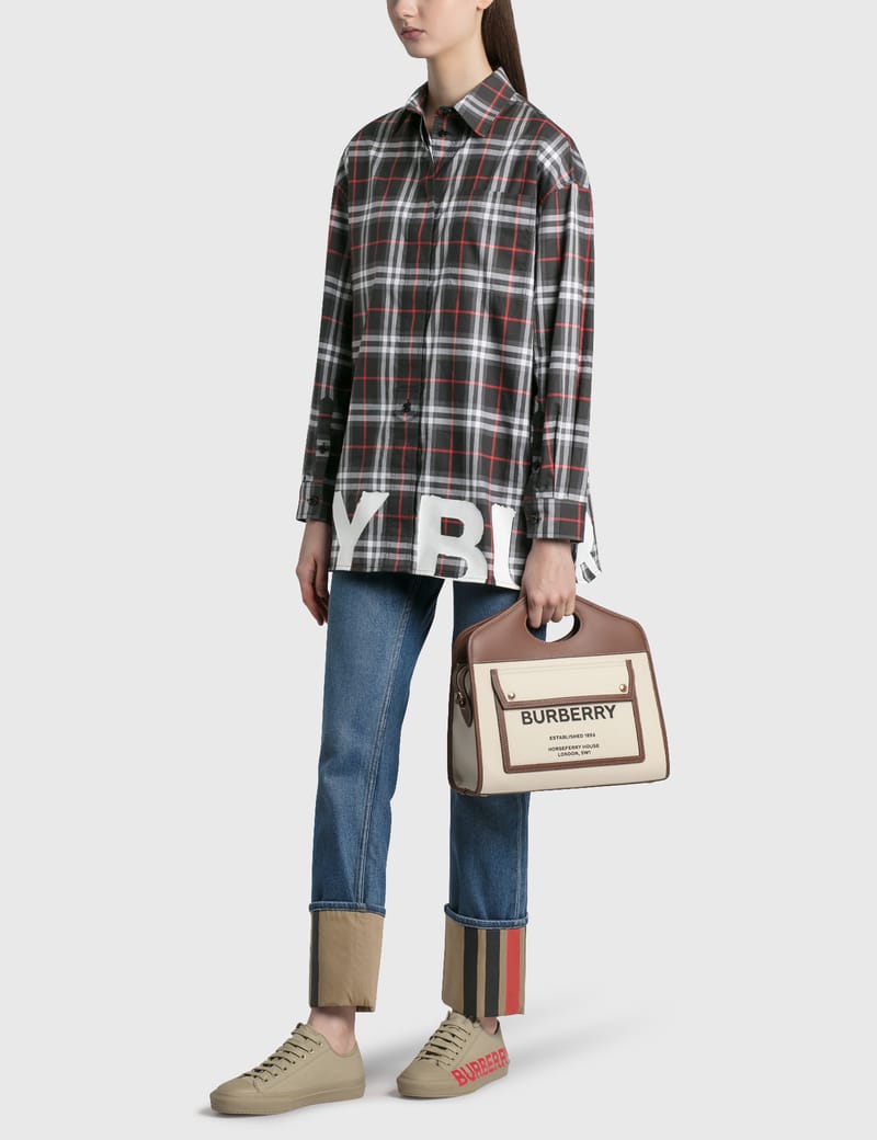ハンドバッグ BURBERRY TWO-TONE CANVAS AND LEATHER MINI POCKET HANDBAG Burberry Two-Tone Canvas/Leather Mini Pocket Bag – Mine & Yours