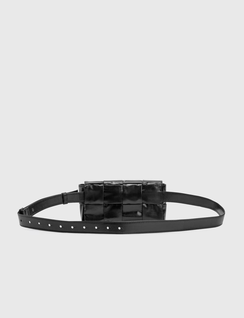どんなスタイルでも合わせやすい、BOTTEGA VENETAカセットベルト