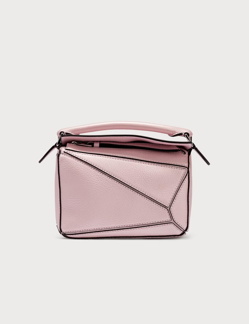 LOEWE パズルミニバッグ（AURA PINK） Loewe Calfskin Mini Puzzle Bag Pastel Pink 516329 – FASHIONPHILE