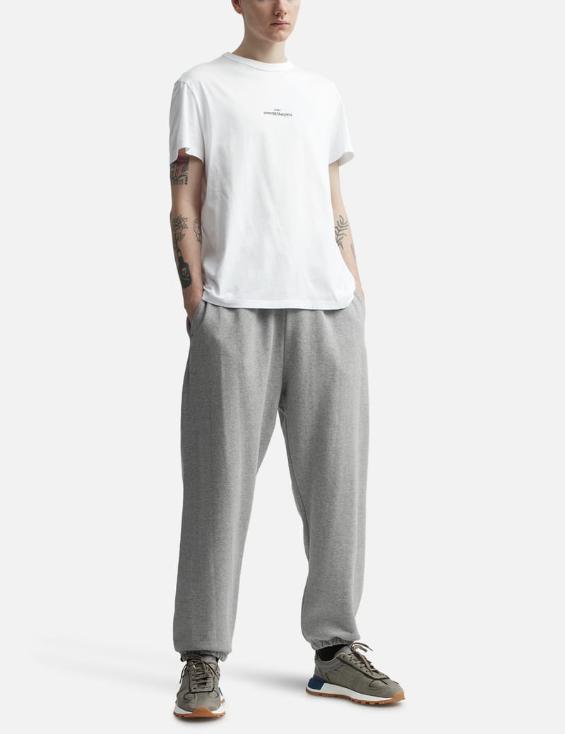 メゾン マルジェラ - アップサイドダウン ロゴ Tシャツ | HBX メゾン マルジェラ - アップサイドダウン ロゴ Tシャツ | HBX