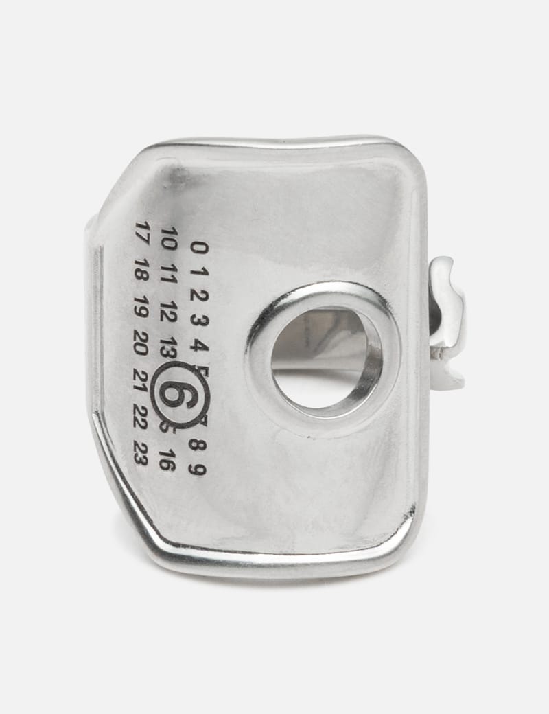 MM6 Maison Margiela キーリング 指輪 MM6 Maison Margiela Key Ring - 鍵モチーフの洗練されたシルバー