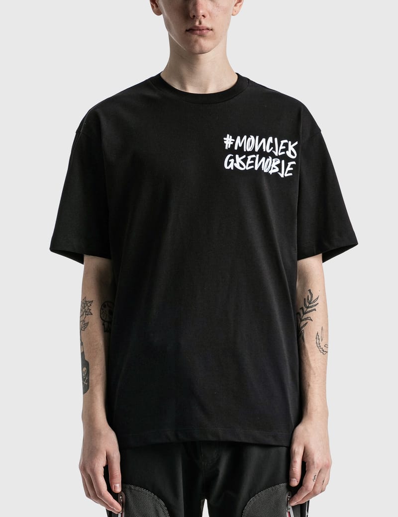 【送料&関税込】Moncler Grenoble Embossed Logo T-shirt Moncler Grenoble Men's Logo T-Shirt in Navy Moncler Grenoble