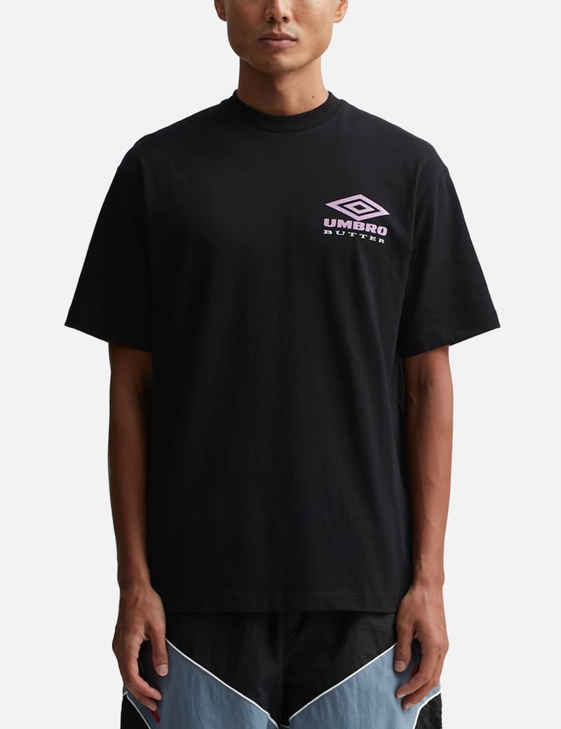 【BUTTER GOODS】X UMBRO LINES T-SHIRT Tシャツ Butter Goods - Butter Goods x Umbro Lines T-shirt | HBX
