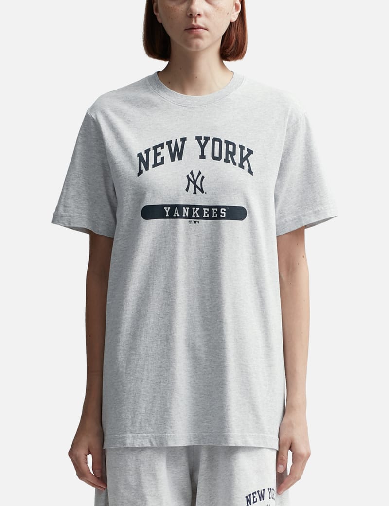 ◆送関税無料◆Sporty&Rich × NY Yankees ベースボールTシャツ Sporty & Rich - Yankees Serif Baseball T-shirt | HBX