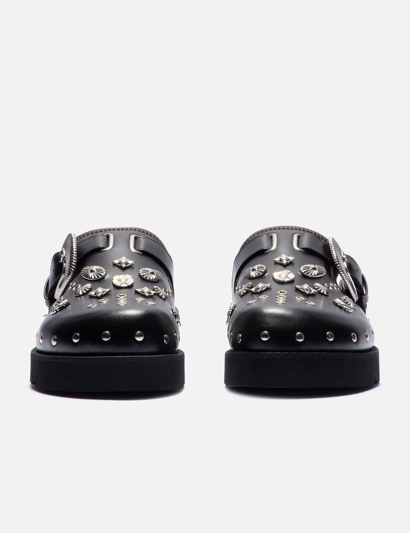 【Toga Virilis】ブラック アイレット メタル サボ クロッグ Toga Virilis - Eyelet Metal Sabot | HBX - Globally Curated