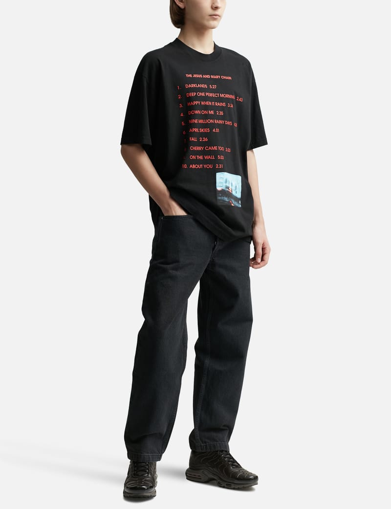 【PLEASURES】 DARKLANDS T-SHIRT Black Pleasures - DARKLANDS T-SHIRT | HBX - Globally Curated