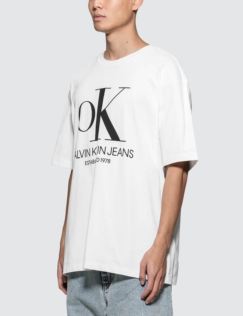 CALVIN KLEIN JEANS EST.1978 - Modernist OK Logo S/S T-Shirt
