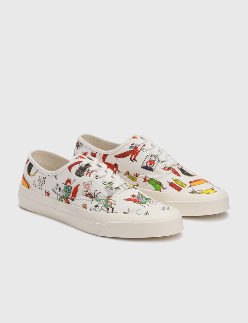 スニーカー MAISON KITSUNE Oly Flower Fox Sneakers in White Cotton Maison Kitsune（メゾンキツネ）の「OLY FLOWER FOX CANVAS