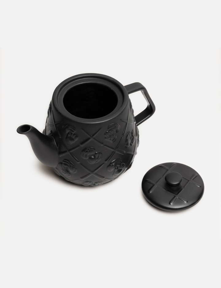 KAWS - “XX” Monogram Teapot | HBX - HYPEBEAST 為您搜羅全球潮流時尚品牌