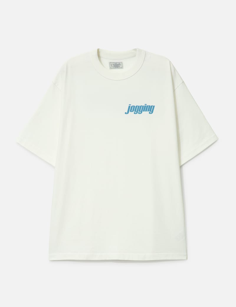 Unlikely Unlikely Team Tee - 日本製のルーズフィット半袖T。胸ロゴ