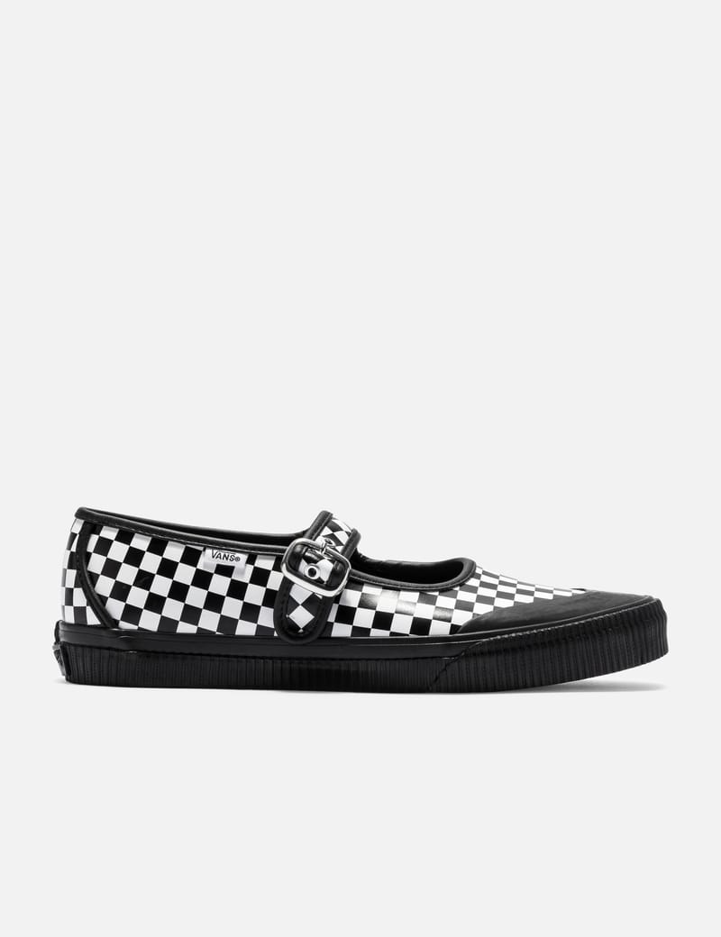 Vans よりチェッカーフラッグ柄にレトロシックなバラ刺繍を重ね