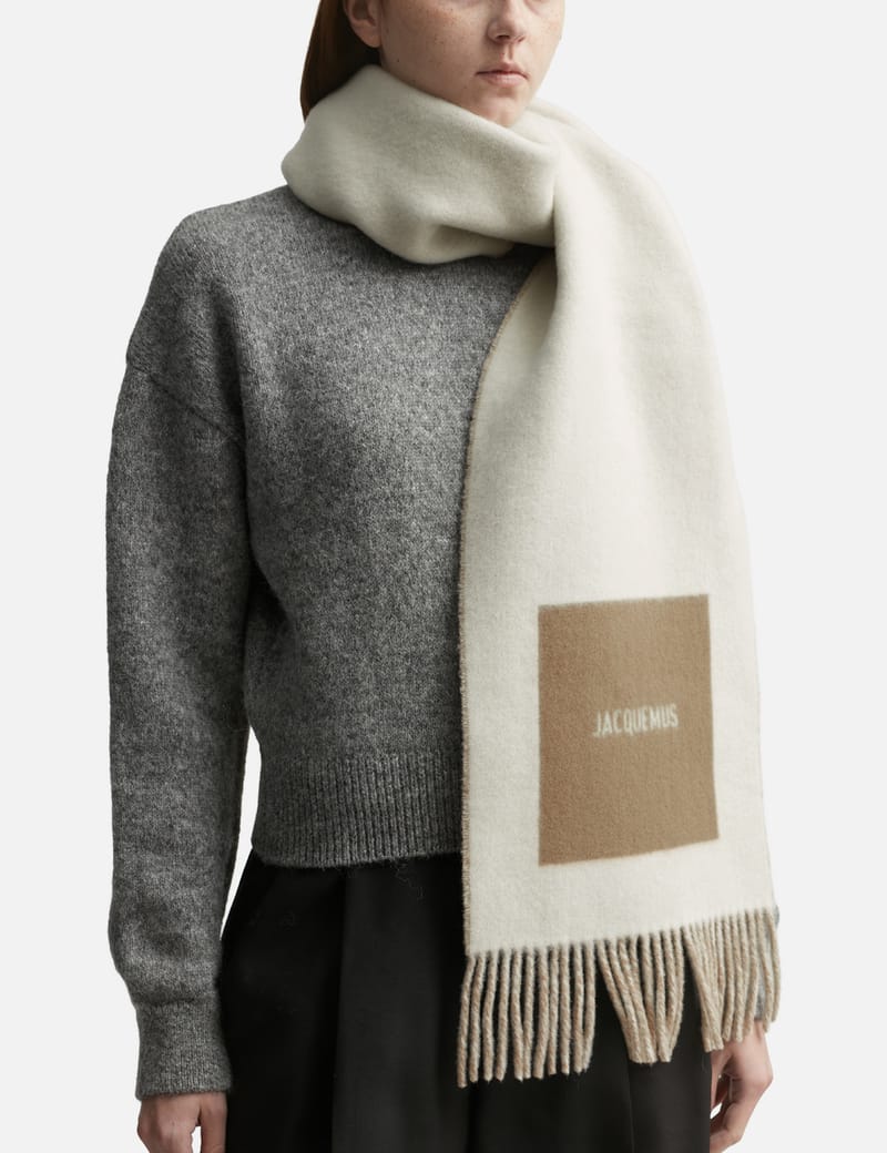 【JACQUEMUS】 'L'Echarpe Rond Carre' スカーフ ベージュ Jacquemus L'écharpe Rond Carré wool scarf Jacquemus