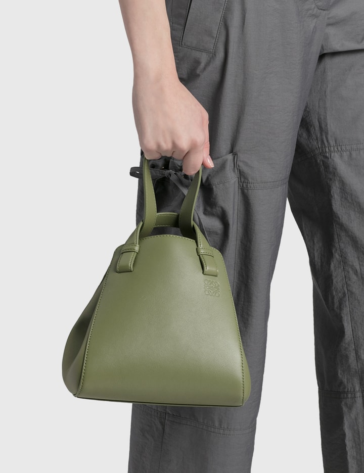 Loewe Hammock Nugget Bag HBX HYPEBEAST 為您搜羅全球潮流時尚品牌