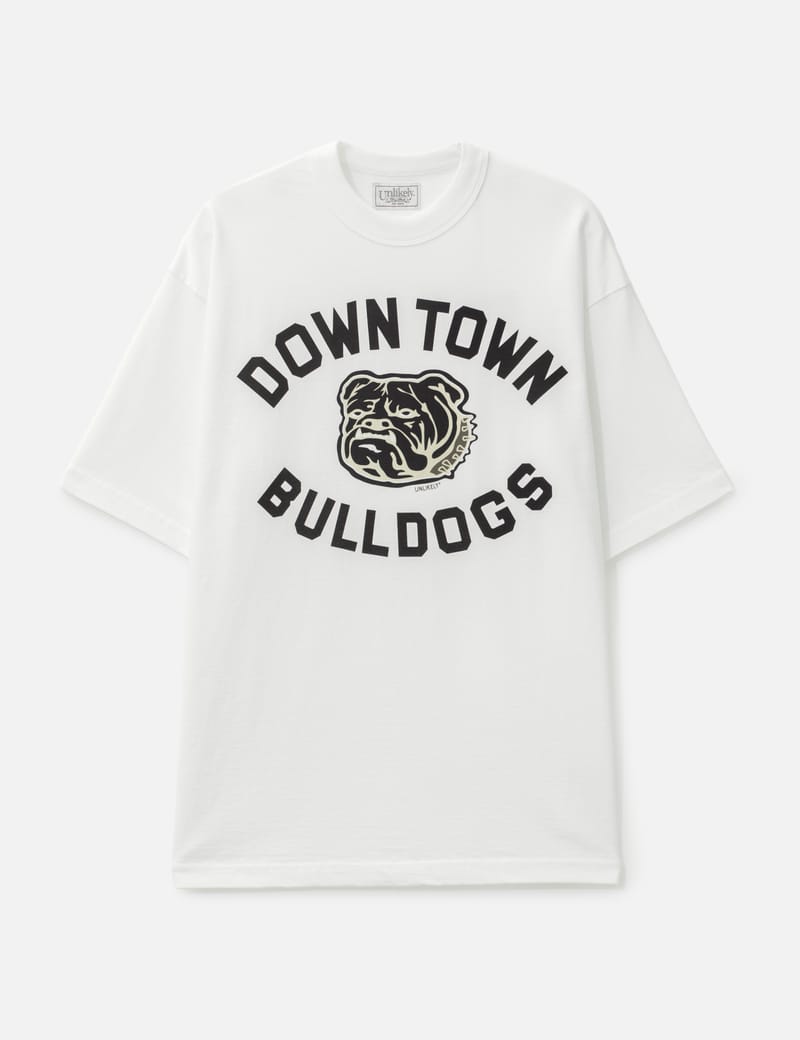 Unlikely Unlikely Team Tee - 日本製のルーズフィット半袖T。胸ロゴ