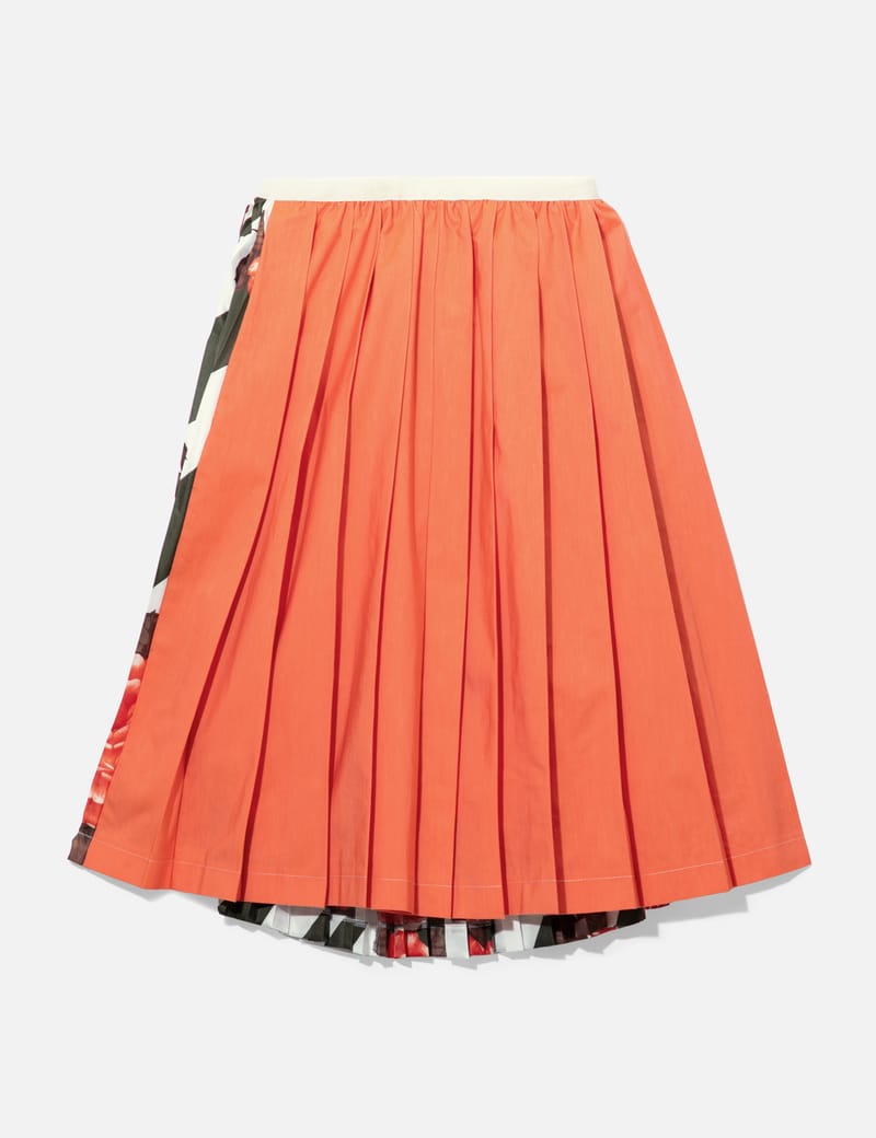 Patterned accordion outlet skirt