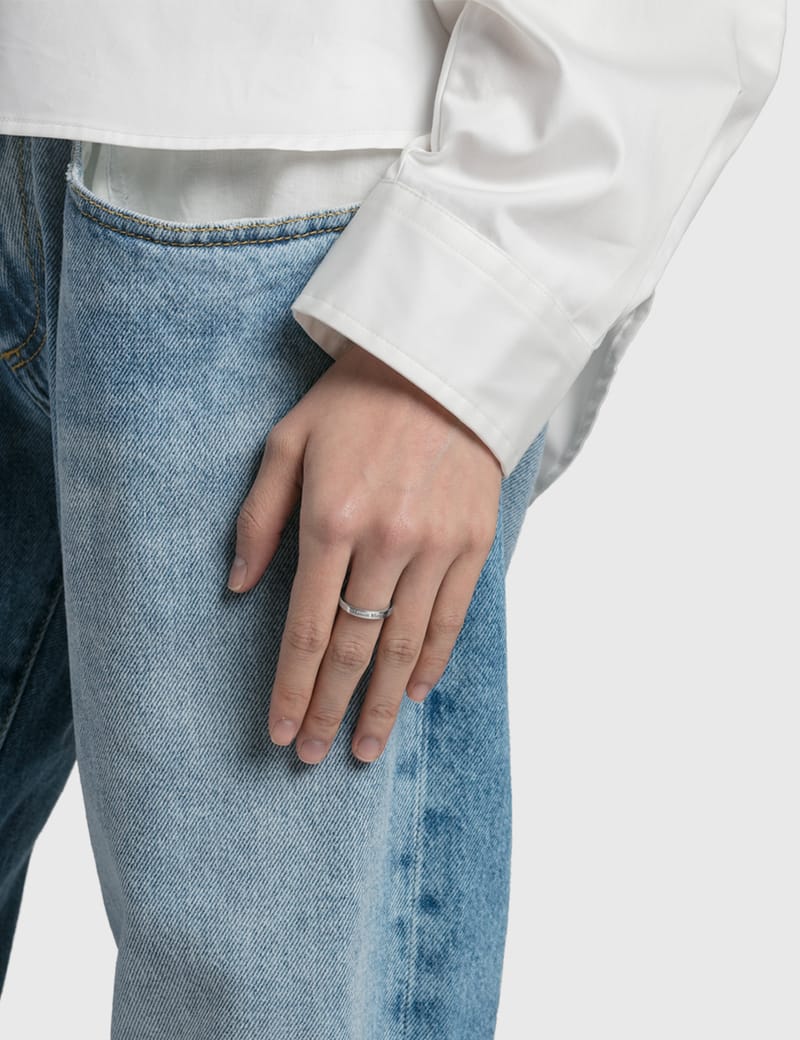 メゾンマルジェラ スリムロゴリング シルバー メゾン マルジェラ - ロゴ スリム リング | HBX - ハイプ