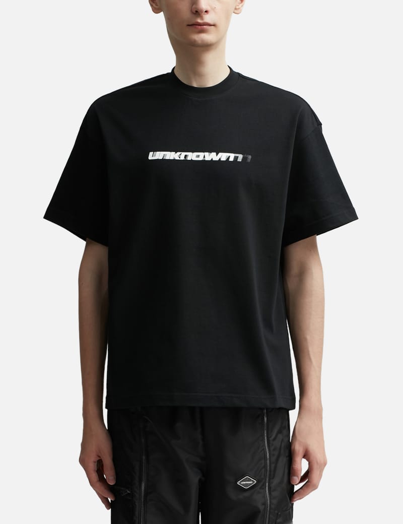 UNKNOWN - ブラック マルチ ロゴ Tシャツ | HBX - ハイプ