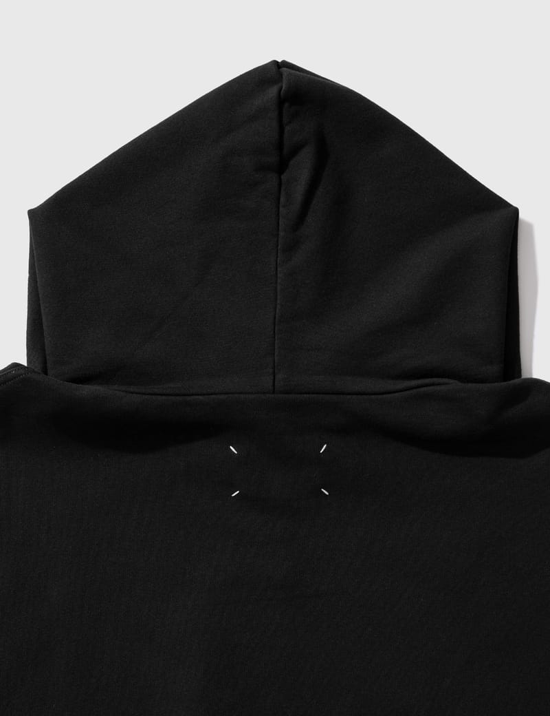 メゾン マルジェラ - アップサイド ダウン ロゴ パーカー | HBX メゾン マルジェラ - アップサイド ダウン ロゴ パーカー | HBX