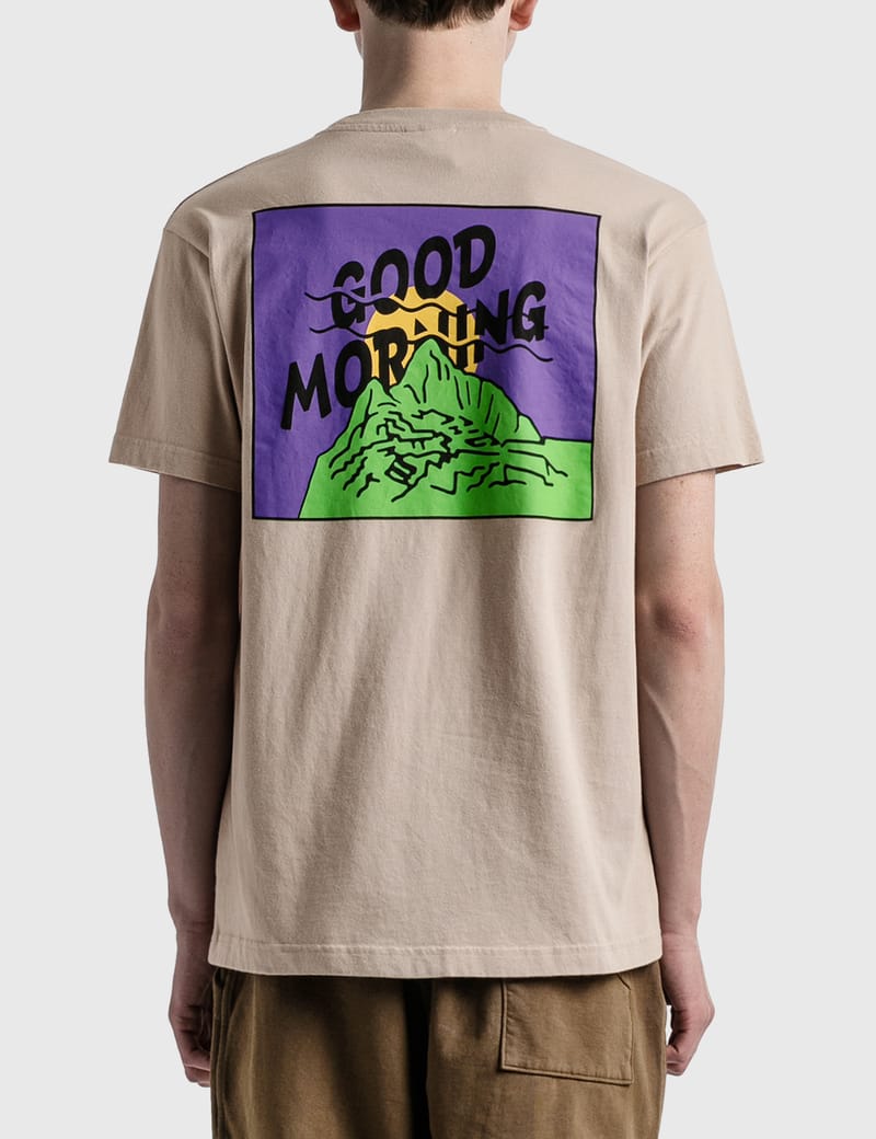 Good Morning Tapes - グッドモーニング マウンテン Tシャツ | HBX -  ハイプビースト(Hypebeast)が厳選したグローバルファッション&ライフスタイル