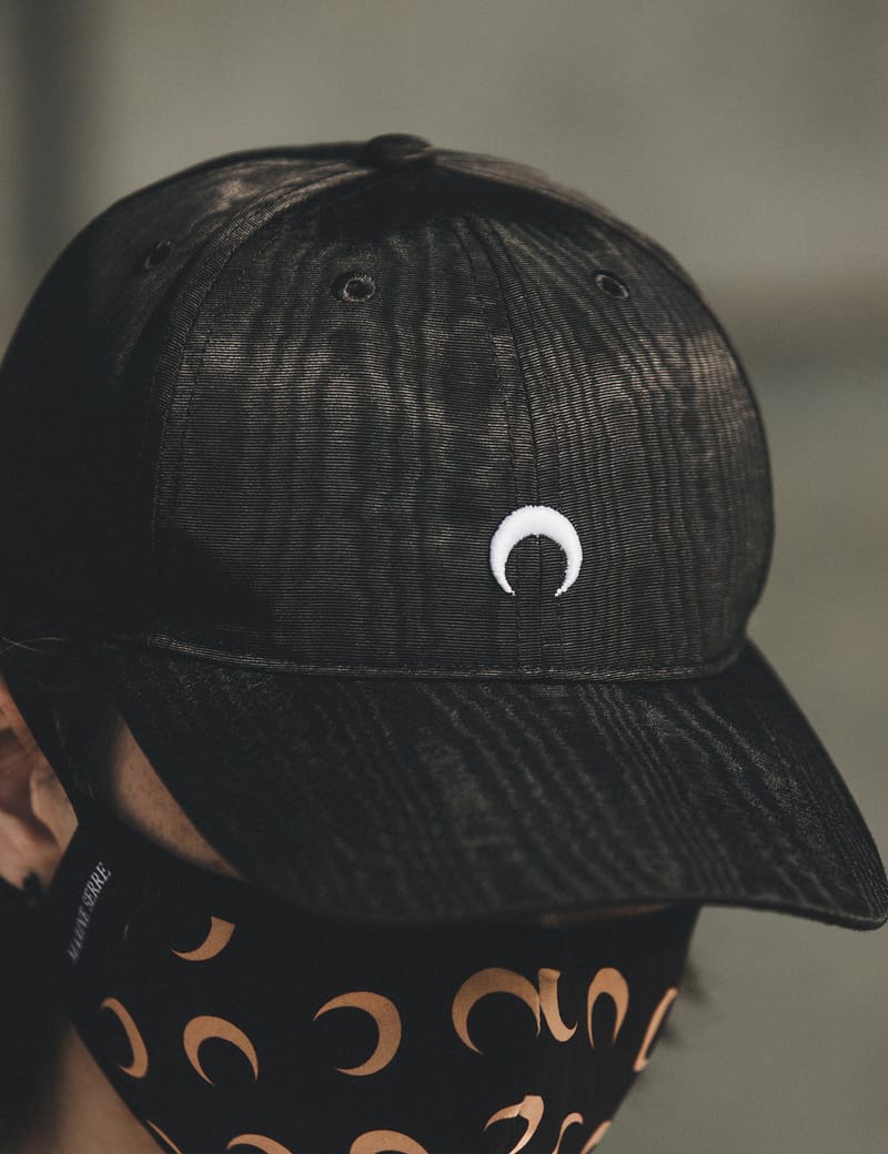 MARINE SERRE | MOIRE BRANDED CAP BLACK ユニセックス キャップ Marine Serre - Moire Branded Cap | HBX - ハイプビースト