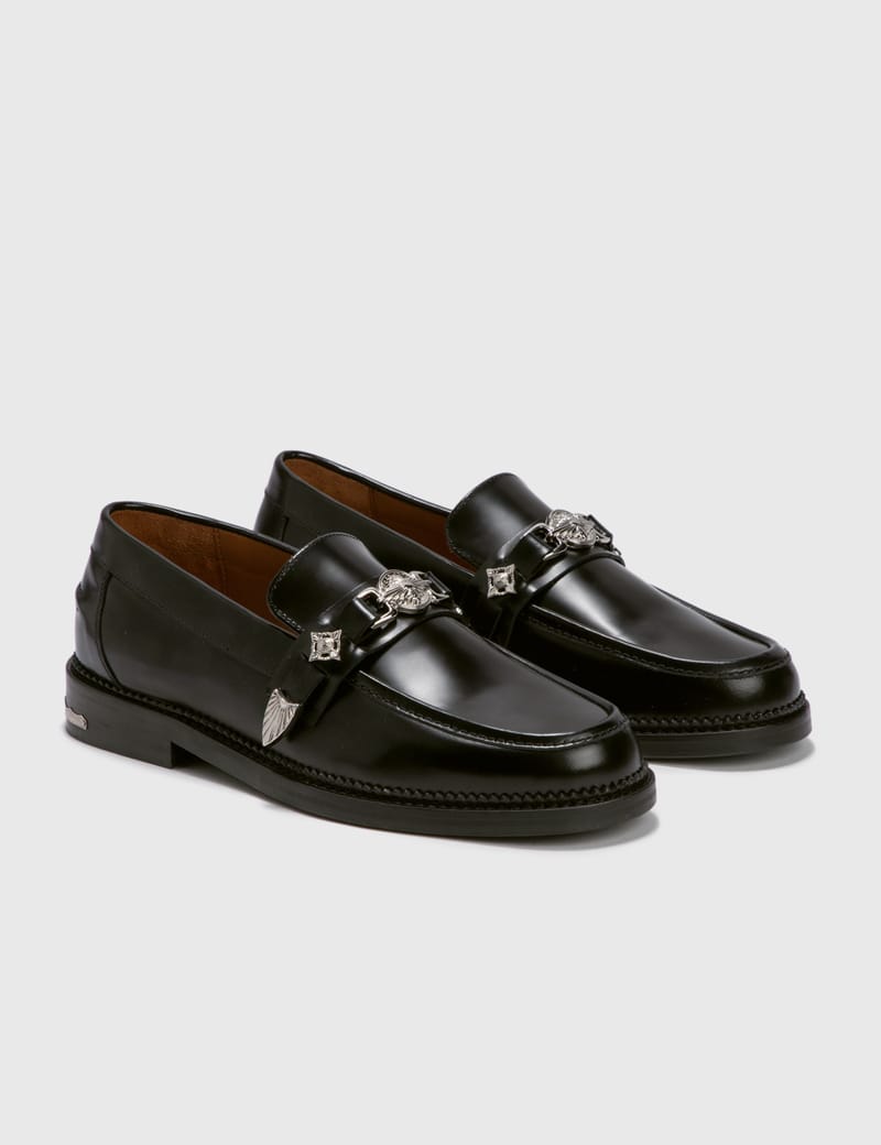 Toga Virilis - BUCKLED STRAP LOAFERS | HBX - HYPEBEAST 為您搜羅