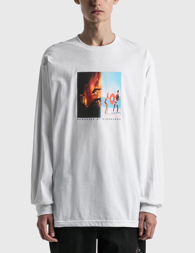 海外限定 PLEASURES リバー グラフィック クルーネック Tシャツ プレジャーズ - Pleasures x New Order リパブリック Tシャツ