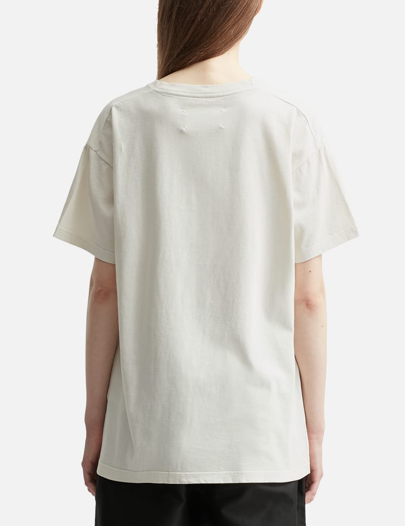 【関税込み】Maison Margiela ホワイト Stamp ロゴ Tシャツ Off-White Stamp Logo T-shirt by Maison Margiela on Sale