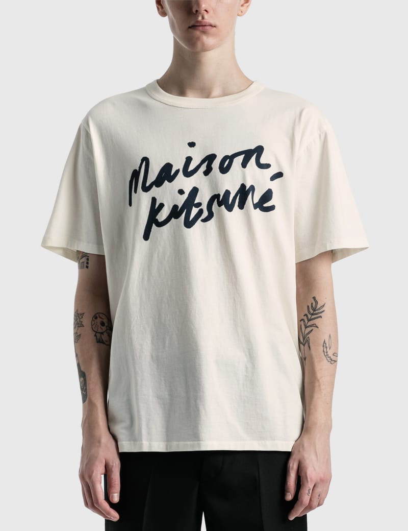 メゾン キツネ ハンドライティングクラシックTシャツ メゾンキツネ - ハンドライティング クラシック Tシャツ | HBX