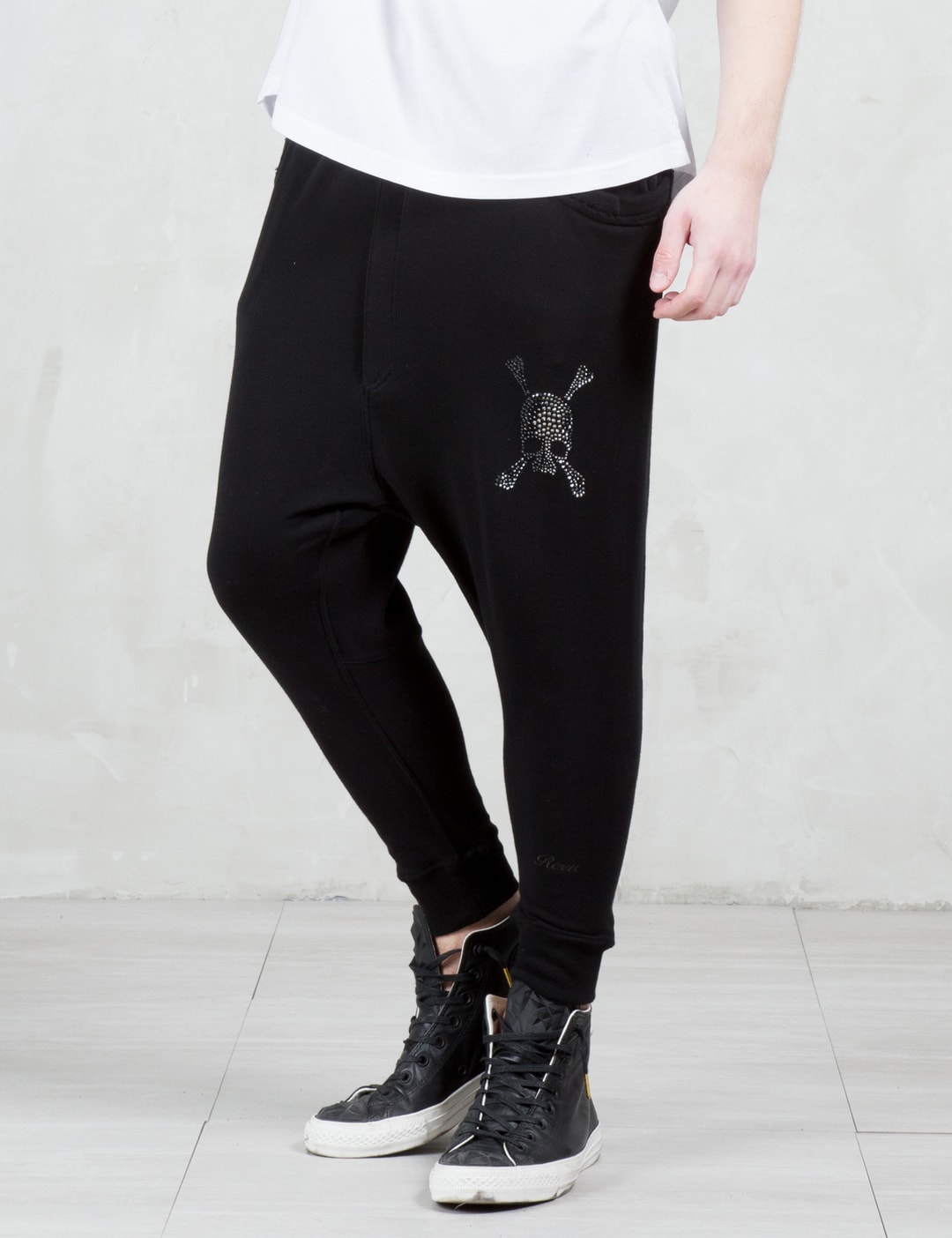 Roen - Crystal Skull Sweat Pants | HBX - HYPEBEAST 為您搜羅全球潮流時尚品牌