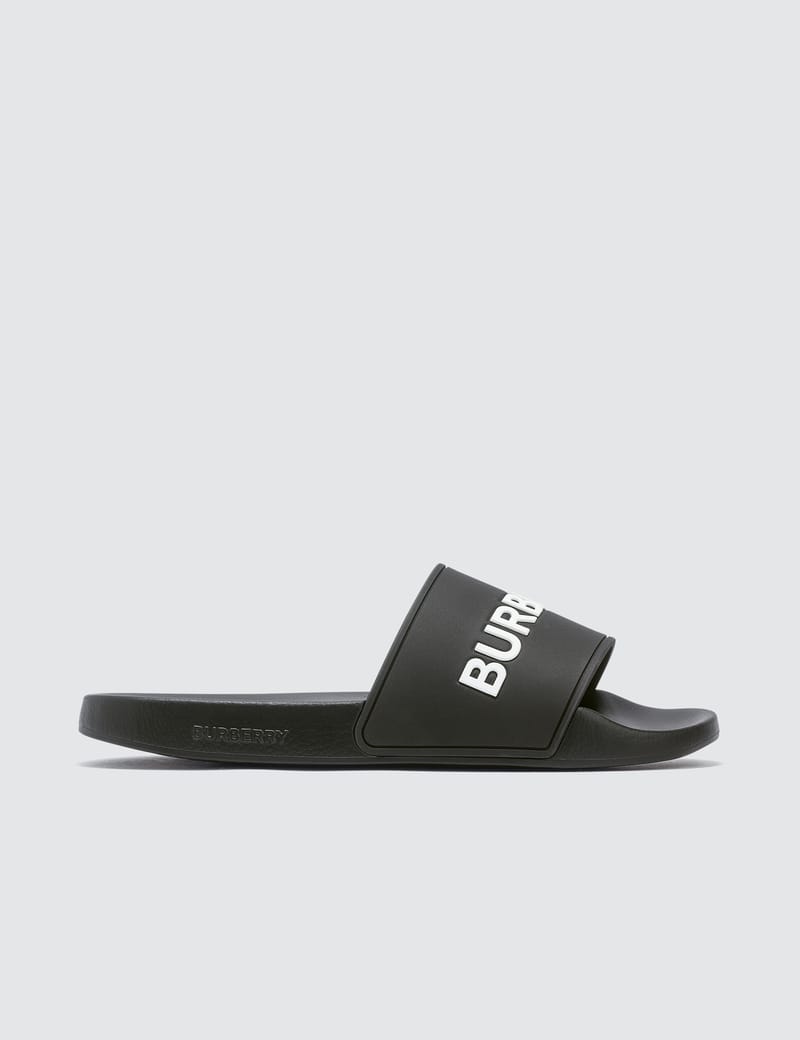 BURBERRY バーバリー KINGDOM ロゴ ラバー スライドサンダル 黒 Burberry - Kingdom Motif Slides | HBX